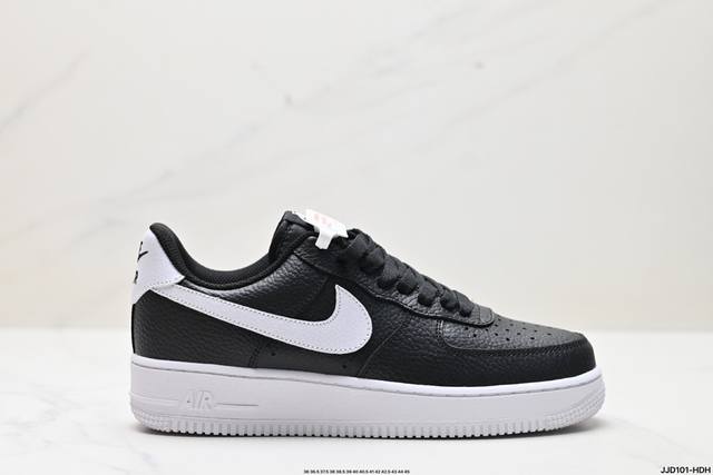 公司级耐克nike Air Force 1 Low React空军一号低帮百搭休闲运动板鞋。柔软、弹性十足的缓震性能和出色的中底设计，横跨复古与现代的外型结合，