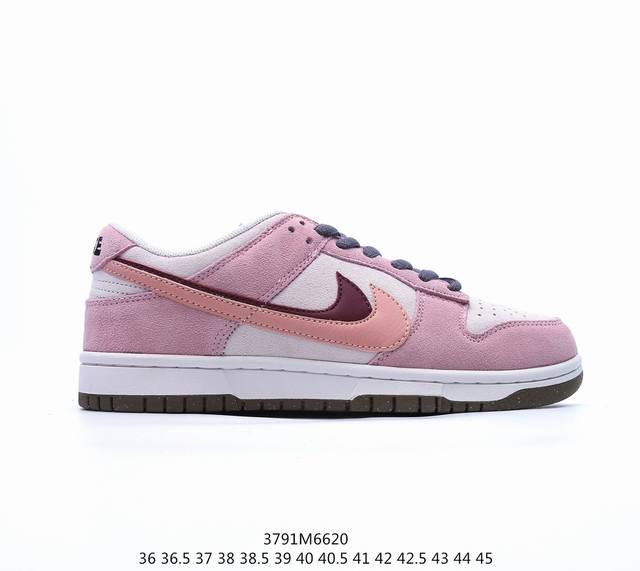 Nike Dunk Low 正确低趴鞋头细节 拒绝偷工减料福利供应 此次鞋款鞋面上以麂皮材质打造，整体鞋款视觉上质感十分完美，鞋款将多彩风格展现的淋漓尽致，使鞋