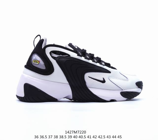 耐克nike Zoom +2K Xhu Sneaker Zoom 2000 复古百搭老爹慢跑鞋。整体由皮革与网布混合打造，并在鞋身中部覆盖巨大的塑料点缀，增加辨