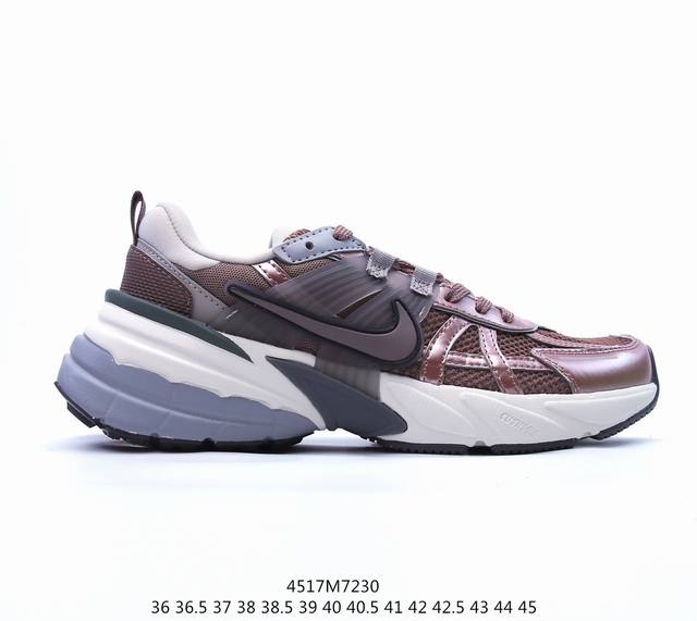 公司级 Nike 耐克 V2K Run 减震防滑 复古低帮跑步鞋 超火复古跑鞋，采用太空革组合呼吸网眼布鞋面材质，搭载正确4层组合底模，嵌入tpu加固稳定模块,