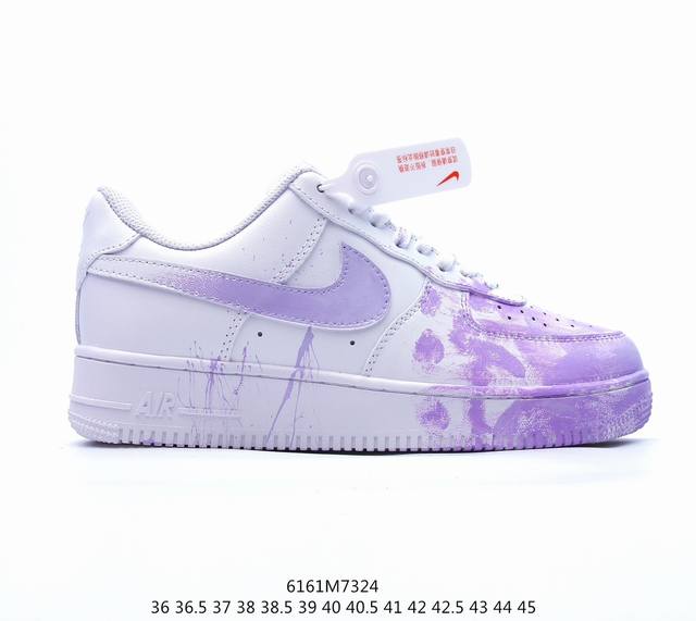 真标带半码耐克nike Air Force 1 Low 空军一号低帮百搭休闲运动板鞋。柔软、弹性十足的缓震性能和出色的中底设计，横跨复古与现代的外型结合，造就出