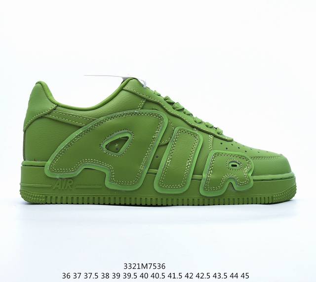 Nike Air Force 1 '07空军一号 中帮百搭休闲运动板鞋。柔软、弹性十足的缓震性能和出色的中底设计，横跨复古与现代的外型结合，造就出风靡全球三十多