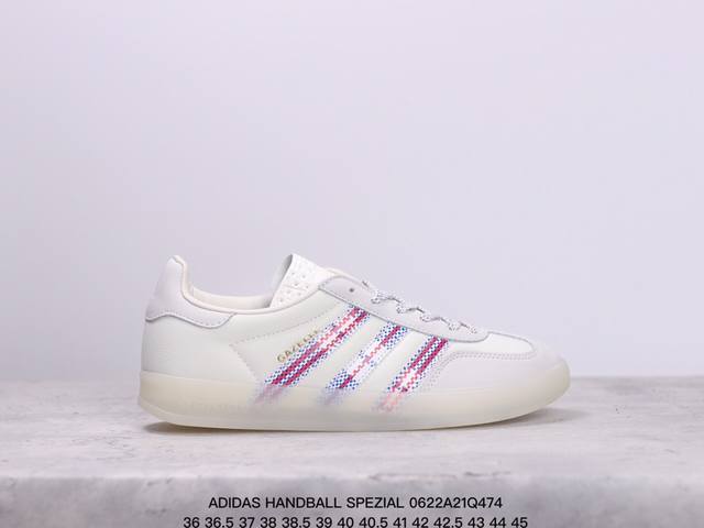 Adidas 三叶草 Handball Spezial 1比1工匠精神 全鞋采用进口头层猪八制作 牛筋耐磨大底 承载青春情怀的板鞋，是现在潮男靓女上脚的大热鞋款