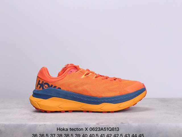 Hoka Tecton X 轻盈系列缓震透气跑鞋 #新系列中底依旧是经典的模压eva材料，同时做到了重量更轻，在重新调教后的全新中底泡棉比上一代更轻盈、更柔软，