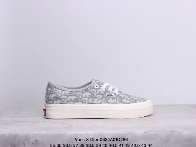 Vans X Dior 联名一脚蹬 高级灰来报道 Vans Aut 迪奥独家重磅释出，这个岩石灰太绝了，非常非常高级！Dior标志性的老花刺绣立体感很强，普通中