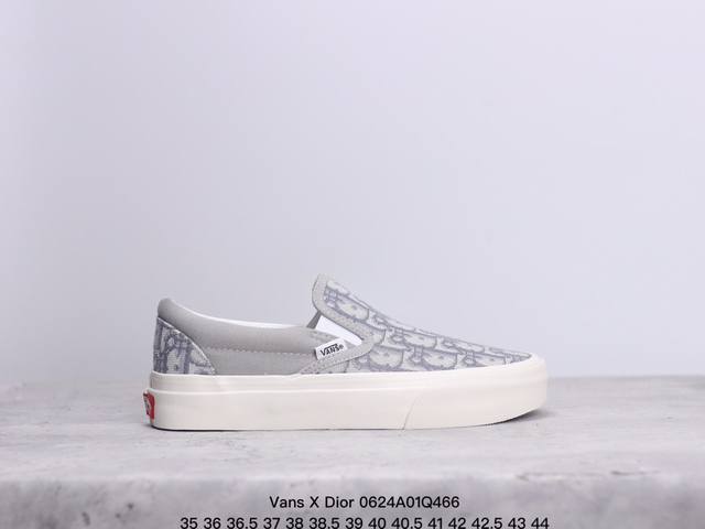 Vans X Dior 联名一脚蹬 高级灰来报道 Vans Aut 迪奥独家重磅释出，这个岩石灰太绝了，非常非常高级！Dior标志性的老花刺绣立体感很强，普通中