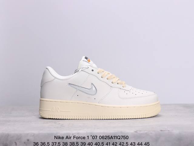 耐克 Nike Air Force 1 ’07 空军一号低帮百搭休闲运动板鞋。柔软、弹性十足的缓震性能和出色的中底设计，横跨复古与现代的外型结合，造就出风靡全球