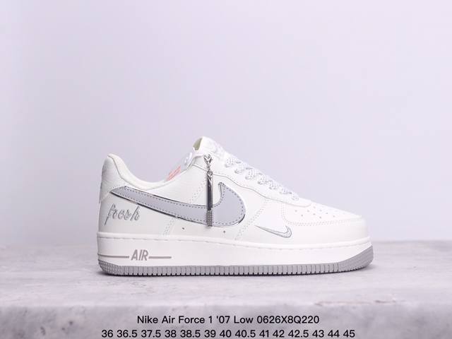 耐克 Nike Air Force 1 '07 Low 空军一号低帮，柔软、弹性十足的缓震性能和出色的中底设计，横跨复古与现代的外型结合，造就出风靡全球三十多年