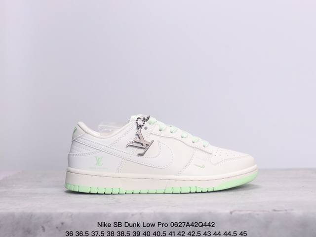 耐克nike Sb Dunk Low Pro 复古低帮 真标 休闲运动滑板板鞋。采用脚感柔软舒适zoomair气垫，有效吸收滑板等极限运动在落地时带来的冲击力，