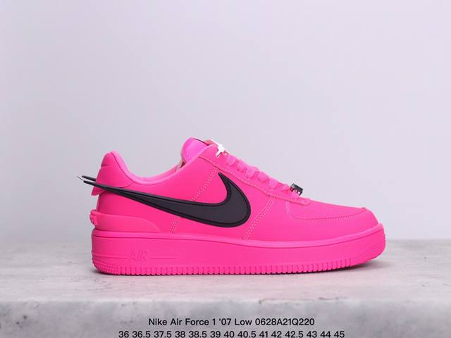 耐克 Nike Air Force 1 '07 Low 空军一号低帮，柔软、弹性十足的缓震性能和出色的中底设计，横跨复古与现代的外型结合，造就出风靡全球三十多年