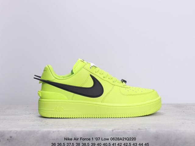 耐克 Nike Air Force 1 '07 Low 空军一号低帮，柔软、弹性十足的缓震性能和出色的中底设计，横跨复古与现代的外型结合，造就出风靡全球三十多年