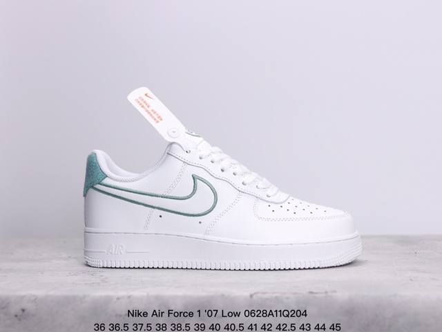 耐克 Nike Air Force 1 '07 Low 空军一号低帮，柔软、弹性十足的缓震性能和出色的中底设计，横跨复古与现代的外型结合，造就出风靡全球三十多年