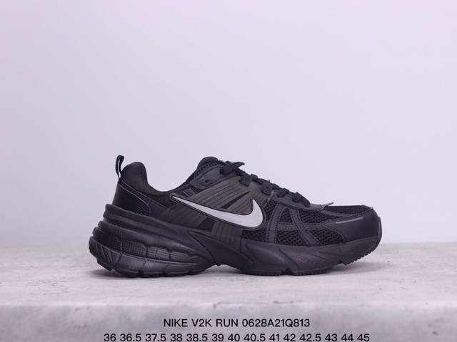 公司级耐克nike V2K Run跑步鞋复古风潮 网面透气运动鞋 灰银紧致的鞋面材质提供良好的包裹性鞋侧 Swoosh以及鞋头部分搭配增添不少亮点的镀铬细节鞋垫