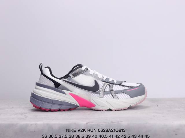 公司级耐克nike V2K Run跑步鞋复古风潮 网面透气运动鞋 灰银紧致的鞋面材质提供良好的包裹性鞋侧 Swoosh以及鞋头部分搭配增添不少亮点的镀铬细节鞋垫