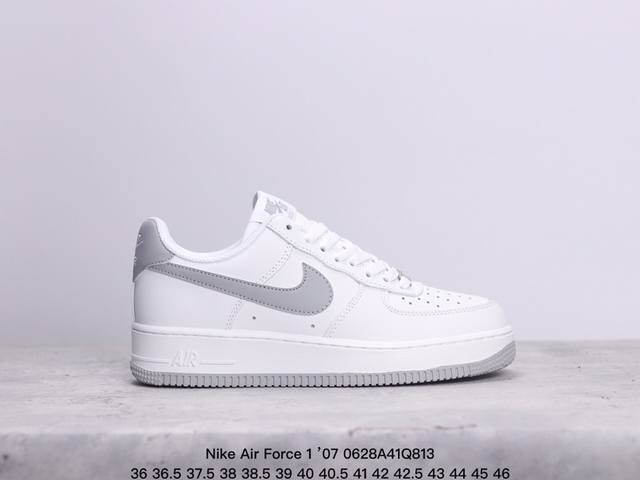 公司级耐克 Nike Air Force 1 ’07 空军一号低帮百搭休闲运动板鞋。柔软、弹性十足的缓震性能和出色的中底设计，横跨复古与现代的外型结合，造就出风