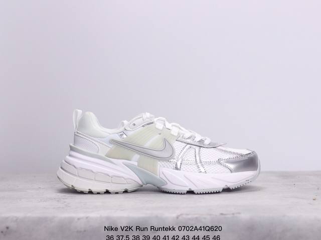 Nike 耐克 V2K Run 减震防滑 复古低帮跑步鞋 超火复古跑鞋，采用太空革组合呼吸网眼布鞋面材质，搭载正确4层组合底模，嵌入tpu加固稳定模块,双层md