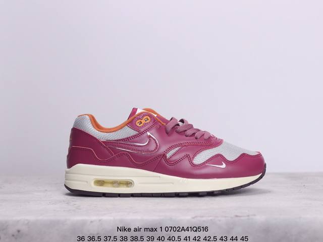 Nike Air Max1由 Tinker Hatfield和 Mark Parker在1987年设计,灵感来自于巴黎蓬皮杜中心。Tinker Hatfield