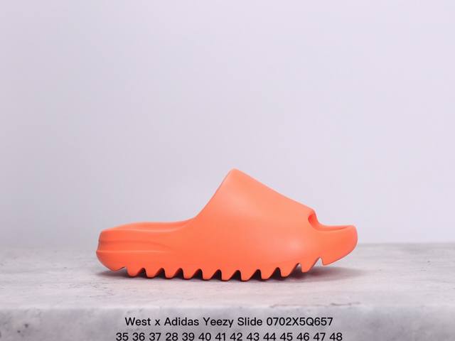 West X Adidas Yeezy Slide Glow Green 椰子户外风格沙滩涉水百搭运动穿搭拖鞋拖鞋 Yeezy Slide 采用 Eva 泡棉以