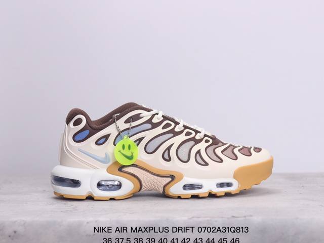 公司级耐克nike Air Maxplus Drift休闲气垫缓震跑步运动鞋 造型超讨喜！鞋面以帆布和织物材质包裹，保证了轻薄透气，更适合夏季穿着。鞋侧 鱼骨