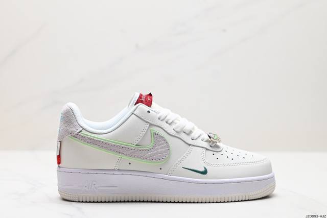 真标耐克nike Air Force 1'07 空军一号低帮百搭休闲运动板鞋。柔软、弹性十足的缓震性能和出色的中底设计，横跨复古与现代的外型结合，造就出风靡全球