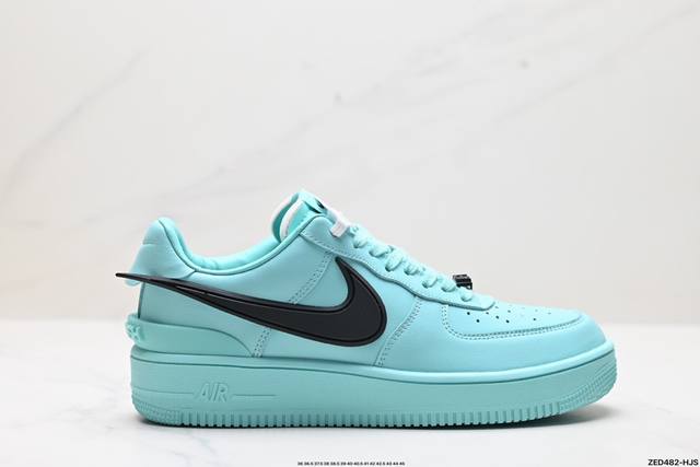 公司级ambush X Nk Air Force 1‘07 Low ”Phantom“ 联名款 空军一号低帮休闲板鞋 #鞋款鞋身以及内衬均采用了纯色皮革打造，标