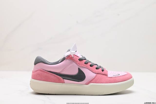 公司级耐克nike Sb Force 58低帮休闲板鞋 是一款将前沿创新带入街头的单品，它具有硫化杯底，具有出色的耐用性和灵活性。使用帆布和绒面革，在饰面上放置