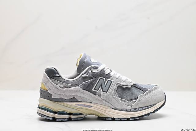 公司级new Balance 2002R 复古单品 热门复古鞋型new Balance 2002R，近日又曝出一款全新配色并释出官图。整双鞋采用棕色和米色主打，