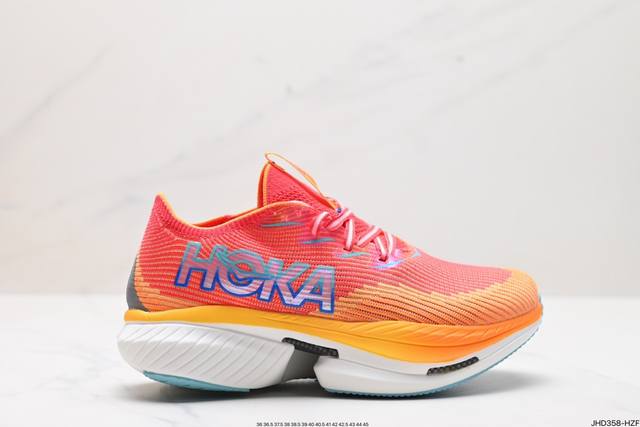 公司级hoka 霍卡 Hoka Cielo X1 竞速跑鞋 外观整合hoka 顶尖碳板技术、中底泡棉科技和几何学，设计符合自然步态的不对称鞋面和鞋底结构，专为精