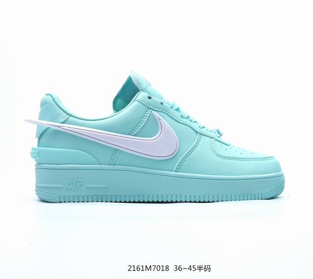 真标ambush X Nk Air Force 1‘07 Low Sp 空军一号联名标志性的swoosh延伸至鞋跟之外 鞋舌和鞋垫上印有ambush品牌标志 整