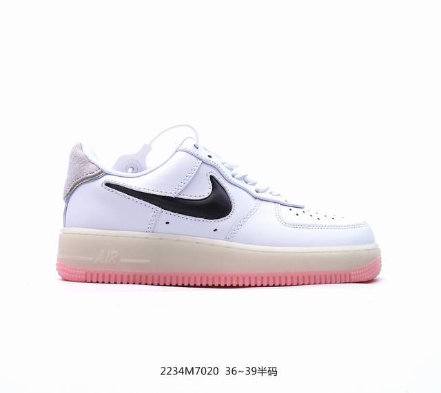 公司级耐克nike Air Force 1 Low 空军一号低帮百搭休闲运动板鞋。柔软、弹性十足的缓震性能和出色的中底设计，横跨复古与现代的外型结合，造就出风靡