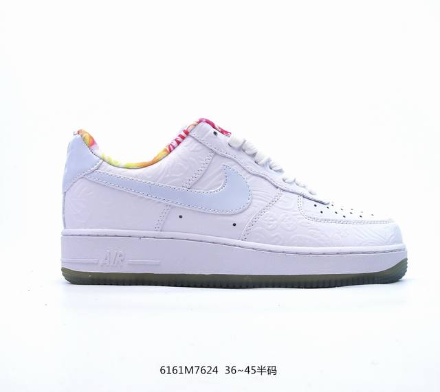 耐克 Nike Air Force 1 '07 Low 空军一号含气垫 低帮百搭厚底增高休闲运动板鞋。柔软、弹性十足的缓震性能和出色的中底设计，横跨复古与现代的