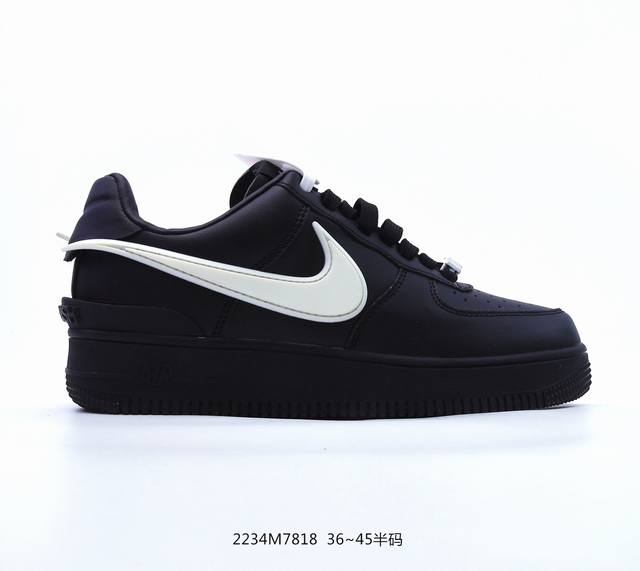 耐克nike Air Force 1 Low 空军一号低帮百搭休闲运动板鞋。柔软、弹性十足的缓震性能和出色的中底设计，横跨复古与现代的外型结合，造就出风靡全球三