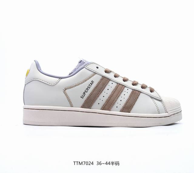 阿迪达斯 Adidas Superstar 三叶草经典贝壳头系列 新款休闲板鞋潮流男女士运动鞋 。鞋面柔软皮革材质 标志性的贝壳鞋头，锯齿三条纹，简约的线条。就