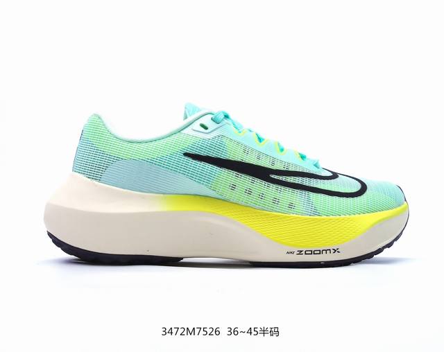 Nk Zoom Fly 5 Prm 不可战胜系列轻量飞织低帮休闲运动慢跑鞋 此鞋专为短跑运动员而生，是为 5 至 10 公里距离的赛事和训练打造。整体设计采用流