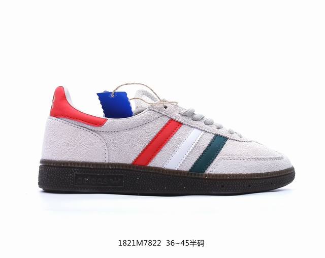 阿迪达斯 Adidas Handball Spezial 三叶草学院风复古休闲板鞋 德训鞋 橡胶底柔软皮革经典运动鞋板鞋。圆头、缝合拼接设计、正面绑带、鞋舌部位