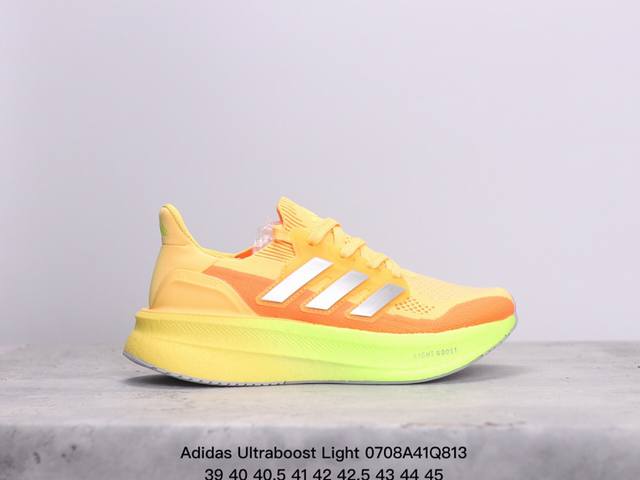 公司级阿迪达斯adidas Ultraboost Light 全掌爆米花休闲运动跑鞋。采用网材搭配反光皮革鞋面，配上stretchweb网格外底和boost中底