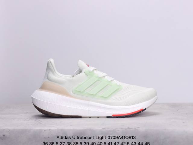 公司级阿迪达斯adidas Ultraboost Light 全掌爆米花休闲运动跑鞋。采用网材搭配反光皮革鞋面，配上stretchweb网格外底和boost中底