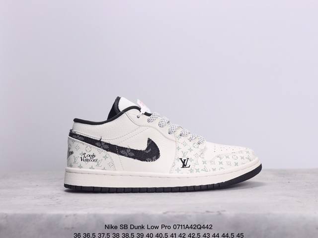 耐克nike Sb Dunk Low Pro 复古低帮 真标 休闲运动滑板板鞋。采用脚感柔软舒适zoomair气垫，有效吸收滑板等极限运动在落地时带来的冲击力，