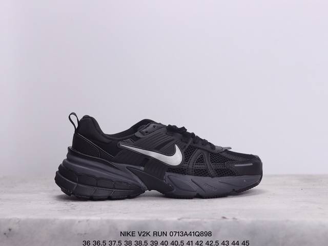 公司级耐克nike V2K Run跑步鞋复古风潮 网面透气运动鞋 灰银紧致的鞋面材质提供良好的包裹性鞋侧 Swoosh以及鞋头部分搭配增添不少亮点的镀铬细节鞋垫