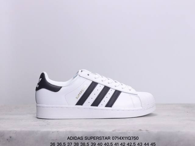 阿迪达斯 Adidas Superstar 三叶草经典贝壳头系列 新款休闲板鞋潮流男女士运动鞋 。鞋面柔软皮革材质 标志性的贝壳鞋头，锯齿三条纹，简约的线条。就