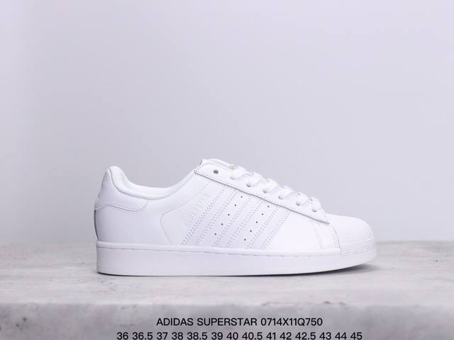 阿迪达斯 Adidas Superstar 三叶草经典贝壳头系列 新款休闲板鞋潮流男女士运动鞋 。鞋面柔软皮革材质 标志性的贝壳鞋头，锯齿三条纹，简约的线条。就