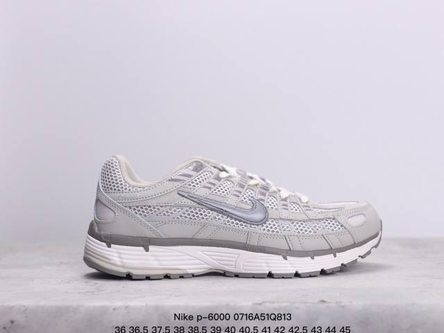 耐克nike P-6000 跑鞋内外侧都用了红色的钩子，采用透气材料，搭配匠心覆面，再现千禧年代的跑鞋风格，塑就大气外观。鞋款秉承 Nike Pegasus 2 - 点击图像关闭