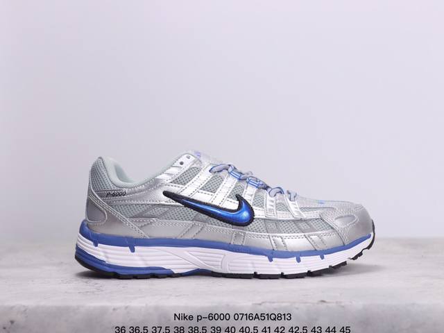 耐克nike P-6000 跑鞋内外侧都用了红色的钩子，采用透气材料，搭配匠心覆面，再现千禧年代的跑鞋风格，塑就大气外观。鞋款秉承 Nike Pegasus 2