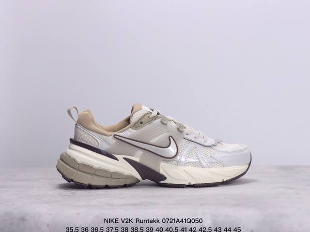 Nike V2K Runtekk 减震防滑复古低帮跑步鞋 材质上使用大面积网眼 皮革 Tpu 组成 支撑和透气性肯定不错 中底处由 Cushlon 泡绵打造 并