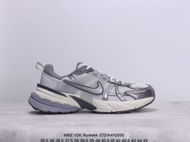 Nike V2K Runtekk 减震防滑复古低帮跑步鞋 材质上使用大面积网眼 皮革 Tpu 组成 支撑和透气性肯定不错 中底处由 Cushlon 泡绵打造 并