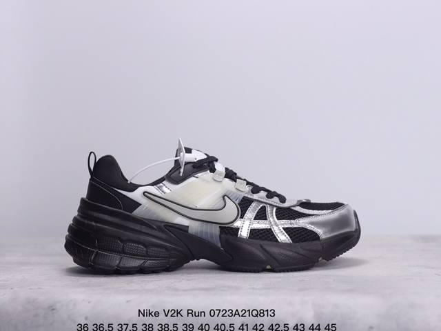 Nike V2K Run 复古单品 复古老爹鞋跑步鞋 鞋款被命名为 Runtekk 设计上借鉴了 2000 年的跑鞋风格 配色上以金属银为主调 简练又有复古运动