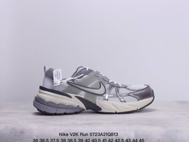 Nike V2K Run 复古单品 复古老爹鞋跑步鞋 鞋款被命名为 Runtekk 设计上借鉴了 2000 年的跑鞋风格 配色上以金属银为主调 简练又有复古运动