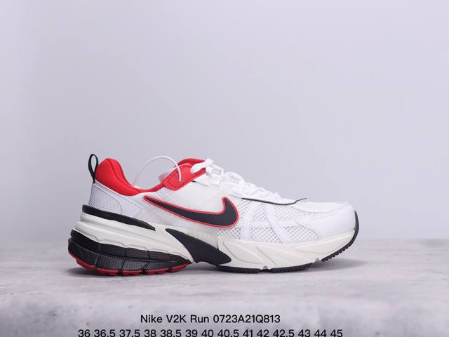 Nike V2K Run 复古单品 复古老爹鞋跑步鞋 鞋款被命名为 Runtekk 设计上借鉴了 2000 年的跑鞋风格 配色上以金属银为主调 简练又有复古运动