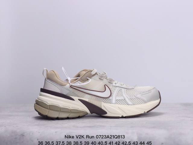 Nike V2K Run 复古单品 复古老爹鞋跑步鞋 鞋款被命名为 Runtekk 设计上借鉴了 2000 年的跑鞋风格 配色上以金属银为主调 简练又有复古运动