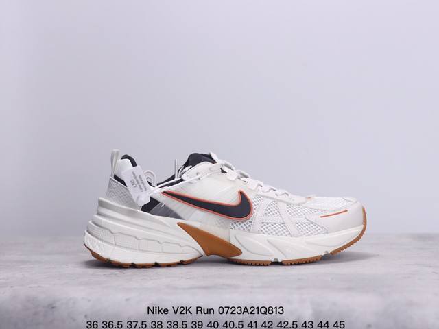 Nike V2K Run 复古单品 复古老爹鞋跑步鞋 鞋款被命名为 Runtekk 设计上借鉴了 2000 年的跑鞋风格 配色上以金属银为主调 简练又有复古运动